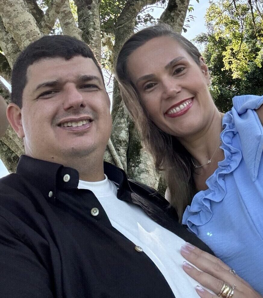 Izabela e Rafael juntos ao ar livre, sob uma árvore.