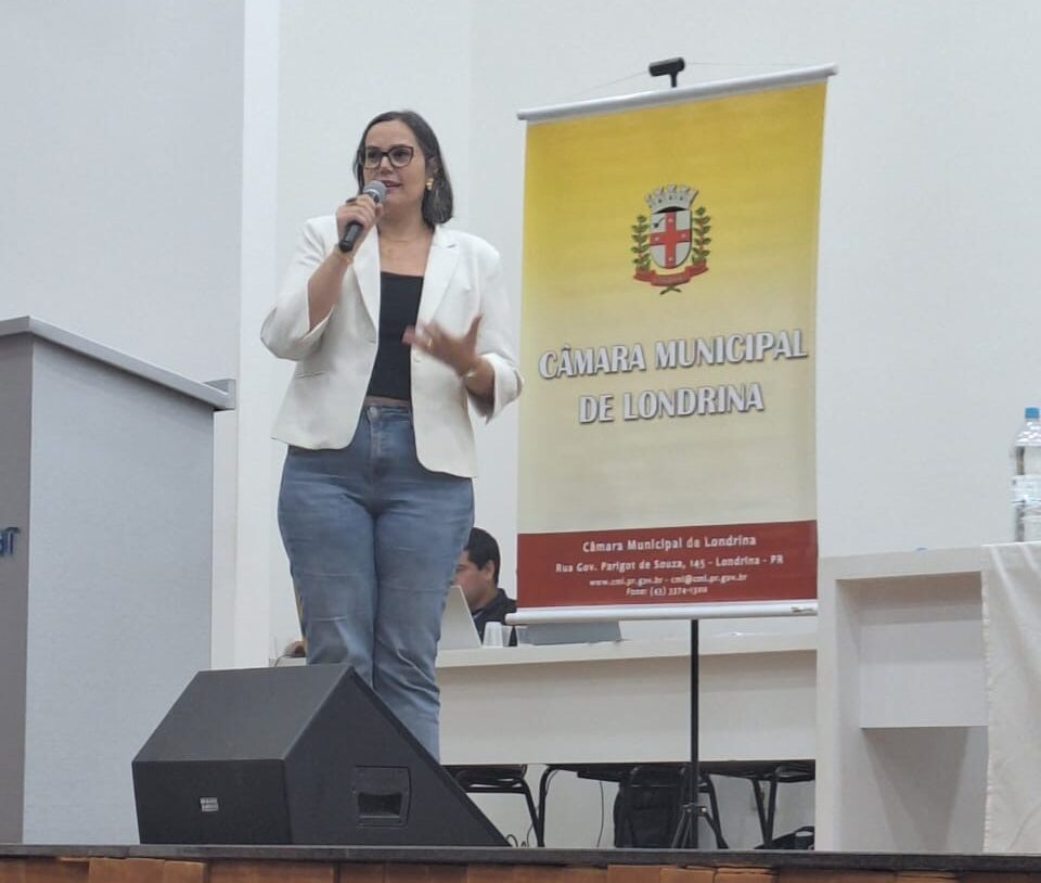 Representante do Instituto Para Sempre Luna fala ao microfone em evento na Câmara Municipal de Londrina